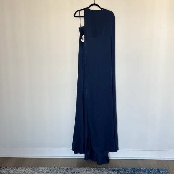 Safiyaa
Drapina Cape Gown French:36 - Picture 12 of 12